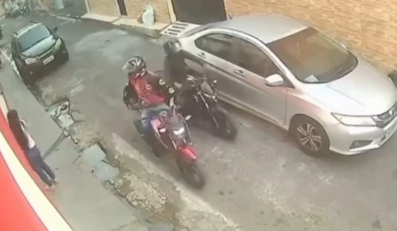 Mulher corre para dentro de casa para fugir de assalto no Coroado.