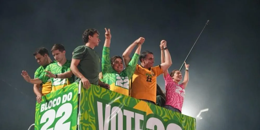 Maria do Carmo, Flávio Bolsonaro e lideranças da direita reúnem 150 mil pessoas na Ponta Negra